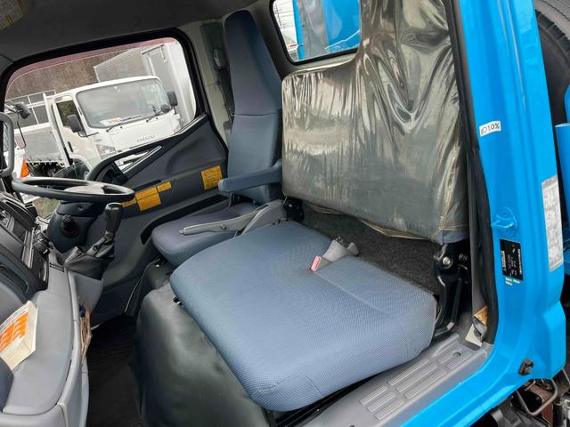 キャンター ダンボール回収歴車　２．３５ｔ積プレス式パッカー車４．９立米　ダンボール回収歴車　２．３５ｔ積プレス式パッカー車　５速ＭＴ　バックカメラ付　モリタエコノス製４．９立米　荷箱型式ＰＡ５５Ｈ　連続スイッチ　汚水タンク付　車両総重量６６８５キロ（16枚目）