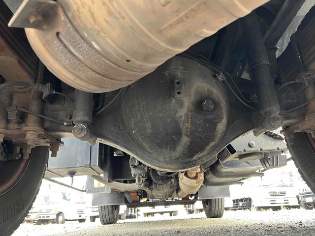 キャンター ダンボール回収歴車　２．３５ｔ積プレス式パッカー車４．９立米　ダンボール回収歴車　２．３５ｔ積プレス式パッカー車　５速ＭＴ　バックカメラ付　モリタエコノス製４．９立米　荷箱型式ＰＡ５５Ｈ　連続スイッチ　汚水タンク付　車両総重量６６８５キロ（18枚目）