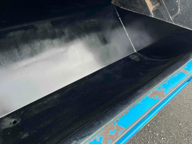 キャンター ダンボール回収歴車　２．３５ｔ積プレス式パッカー車４．９立米　ダンボール回収歴車　２．３５ｔ積プレス式パッカー車　５速ＭＴ　バックカメラ付　モリタエコノス製４．９立米　荷箱型式ＰＡ５５Ｈ　連続スイッチ　汚水タンク付　車両総重量６６８５キロ（30枚目）