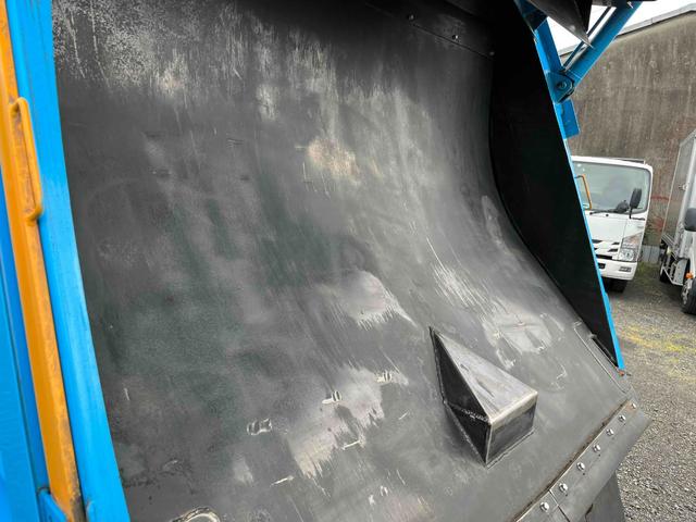 キャンター ダンボール回収歴車　２．３５ｔ積プレス式パッカー車４．９立米　ダンボール回収歴車　２．３５ｔ積プレス式パッカー車　５速ＭＴ　バックカメラ付　モリタエコノス製４．９立米　荷箱型式ＰＡ５５Ｈ　連続スイッチ　汚水タンク付　車両総重量６６８５キロ（39枚目）