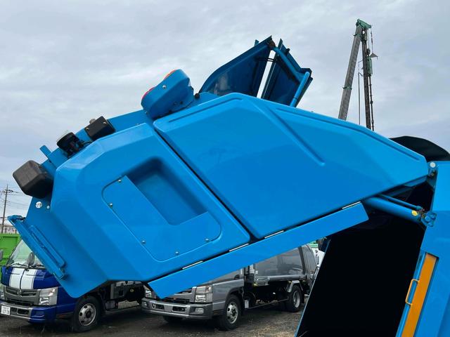 キャンター ダンボール回収歴車　２．３５ｔ積プレス式パッカー車４．９立米　ダンボール回収歴車　２．３５ｔ積プレス式パッカー車　５速ＭＴ　バックカメラ付　モリタエコノス製４．９立米　荷箱型式ＰＡ５５Ｈ　連続スイッチ　汚水タンク付　車両総重量６６８５キロ（40枚目）