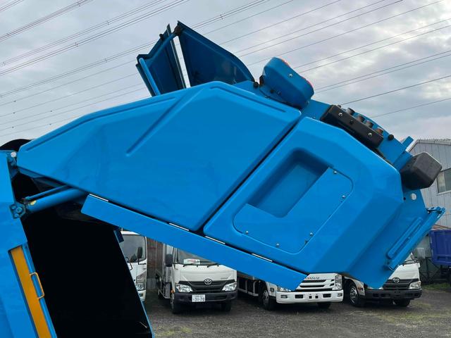 キャンター ダンボール回収歴車　２．３５ｔ積プレス式パッカー車４．９立米　ダンボール回収歴車　２．３５ｔ積プレス式パッカー車　５速ＭＴ　バックカメラ付　モリタエコノス製４．９立米　荷箱型式ＰＡ５５Ｈ　連続スイッチ　汚水タンク付　車両総重量６６８５キロ（41枚目）