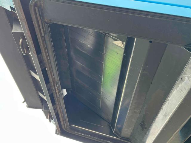 キャンター ダンボール回収歴車　２．３５ｔ積プレス式パッカー車４．９立米　ダンボール回収歴車　２．３５ｔ積プレス式パッカー車　５速ＭＴ　バックカメラ付　モリタエコノス製４．９立米　荷箱型式ＰＡ５５Ｈ　連続スイッチ　汚水タンク付　車両総重量６６８５キロ（42枚目）