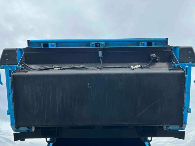 キャンター ダンボール回収歴車　２．３５ｔ積プレス式パッカー車４．９立米　ダンボール回収歴車　２．３５ｔ積プレス式パッカー車　５速ＭＴ　バックカメラ付　モリタエコノス製４．９立米　荷箱型式ＰＡ５５Ｈ　連続スイッチ　汚水タンク付　車両総重量６６８５キロ（44枚目）