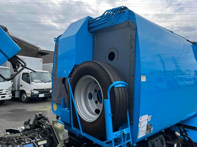 キャンター ダンボール回収歴車　２．３５ｔ積プレス式パッカー車４．９立米　ダンボール回収歴車　２．３５ｔ積プレス式パッカー車　５速ＭＴ　バックカメラ付　モリタエコノス製４．９立米　荷箱型式ＰＡ５５Ｈ　連続スイッチ　汚水タンク付　車両総重量６６８５キロ（47枚目）