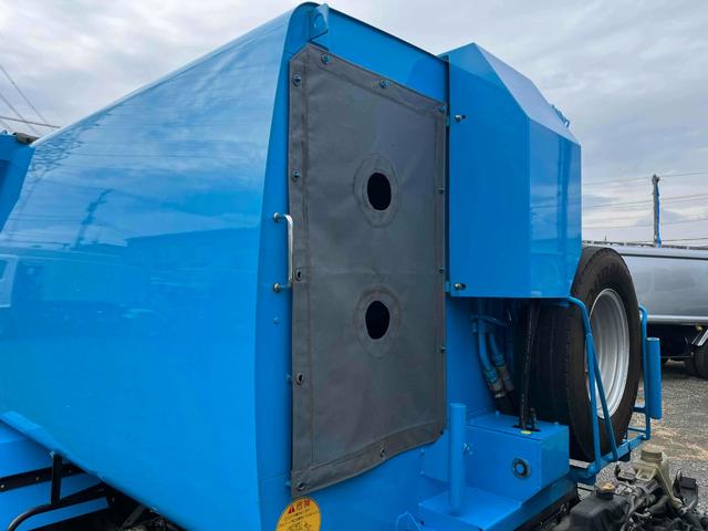 キャンター ダンボール回収歴車　２．３５ｔ積プレス式パッカー車４．９立米　ダンボール回収歴車　２．３５ｔ積プレス式パッカー車　５速ＭＴ　バックカメラ付　モリタエコノス製４．９立米　荷箱型式ＰＡ５５Ｈ　連続スイッチ　汚水タンク付　車両総重量６６８５キロ（48枚目）