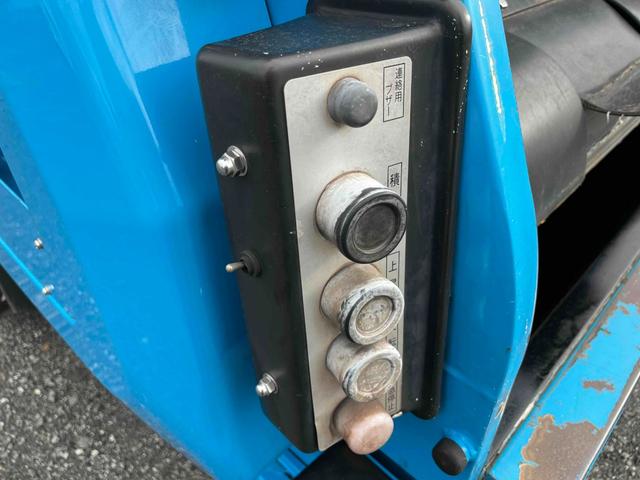 キャンター ダンボール回収歴車　２．３５ｔ積プレス式パッカー車４．９立米　ダンボール回収歴車　２．３５ｔ積プレス式パッカー車　５速ＭＴ　バックカメラ付　モリタエコノス製４．９立米　荷箱型式ＰＡ５５Ｈ　連続スイッチ　汚水タンク付　車両総重量６６８５キロ（51枚目）