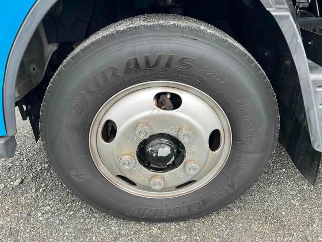 キャンター ダンボール回収歴車　２．３５ｔ積プレス式パッカー車４．９立米　ダンボール回収歴車　２．３５ｔ積プレス式パッカー車　５速ＭＴ　バックカメラ付　モリタエコノス製４．９立米　荷箱型式ＰＡ５５Ｈ　連続スイッチ　汚水タンク付　車両総重量６６８５キロ（64枚目）