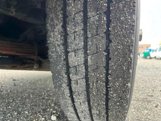 キャンター ダンボール回収歴車　２．３５ｔ積プレス式パッカー車４．９立米　ダンボール回収歴車　２．３５ｔ積プレス式パッカー車　５速ＭＴ　バックカメラ付　モリタエコノス製４．９立米　荷箱型式ＰＡ５５Ｈ　連続スイッチ　汚水タンク付　車両総重量６６８５キロ（65枚目）