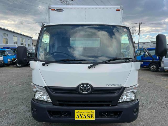 トヨエース 跳ね上げゲート蓋ワイド超々ロング２．８５ｔ積アルミバンＡＴ　ワイド超々ロングアルミバン　ＡＴ車　社外ナビ　ＥＴＣ　バックカメラ　荷台内寸長５６５幅２０８高１９８ｃｍ　荷台床面鉄板敷き　ラッシングレール２段　極東製跳ね上げパワーゲート付　タイヤ山７分（2枚目）