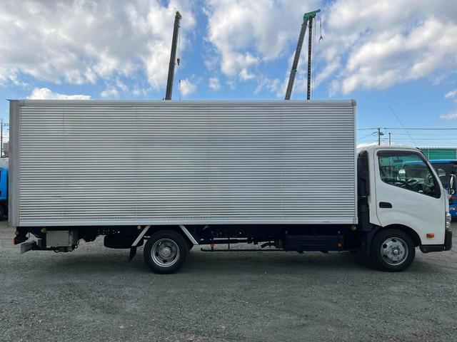 トヨエース 跳ね上げゲート蓋ワイド超々ロング２．８５ｔ積アルミバンＡＴ　ワイド超々ロングアルミバン　ＡＴ車　社外ナビ　ＥＴＣ　バックカメラ　荷台内寸長５６５幅２０８高１９８ｃｍ　荷台床面鉄板敷き　ラッシングレール２段　極東製跳ね上げパワーゲート付　タイヤ山７分（3枚目）