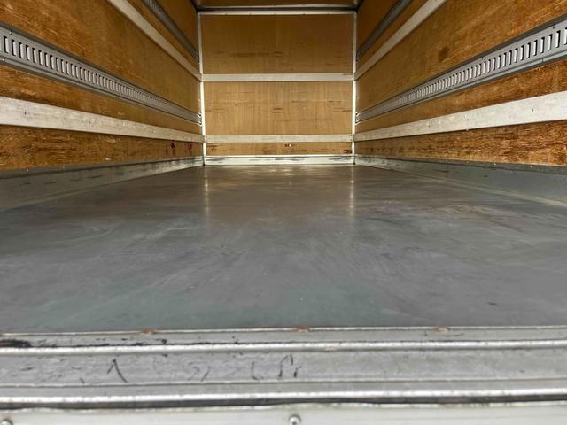 トヨエース 跳ね上げゲート蓋ワイド超々ロング２．８５ｔ積アルミバンＡＴ　ワイド超々ロングアルミバン　ＡＴ車　社外ナビ　ＥＴＣ　バックカメラ　荷台内寸長５６５幅２０８高１９８ｃｍ　荷台床面鉄板敷き　ラッシングレール２段　極東製跳ね上げパワーゲート付　タイヤ山７分（6枚目）