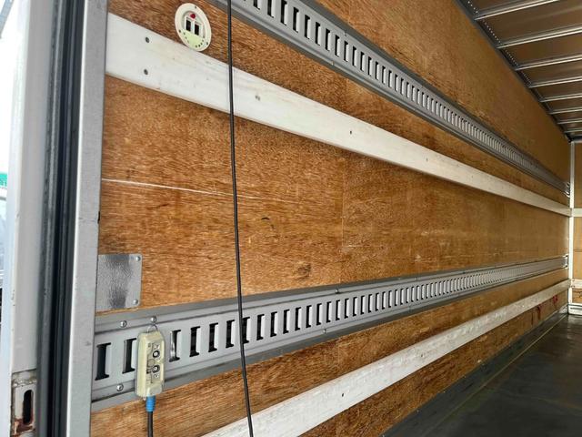 トヨエース 跳ね上げゲート蓋ワイド超々ロング２．８５ｔ積アルミバンＡＴ　ワイド超々ロングアルミバン　ＡＴ車　社外ナビ　ＥＴＣ　バックカメラ　荷台内寸長５６５幅２０８高１９８ｃｍ　荷台床面鉄板敷き　ラッシングレール２段　極東製跳ね上げパワーゲート付　タイヤ山７分（7枚目）