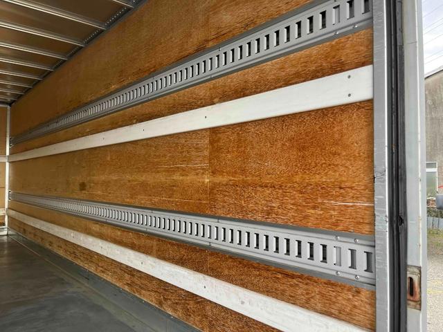 トヨエース 跳ね上げゲート蓋ワイド超々ロング２．８５ｔ積アルミバンＡＴ　ワイド超々ロングアルミバン　ＡＴ車　社外ナビ　ＥＴＣ　バックカメラ　荷台内寸長５６５幅２０８高１９８ｃｍ　荷台床面鉄板敷き　ラッシングレール２段　極東製跳ね上げパワーゲート付　タイヤ山７分（8枚目）