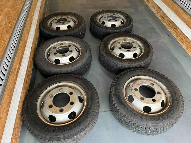 トヨエース 跳ね上げゲート蓋ワイド超々ロング２．８５ｔ積アルミバンＡＴ　ワイド超々ロングアルミバン　ＡＴ車　社外ナビ　ＥＴＣ　バックカメラ　荷台内寸長５６５幅２０８高１９８ｃｍ　荷台床面鉄板敷き　ラッシングレール２段　極東製跳ね上げパワーゲート付　タイヤ山７分（9枚目）