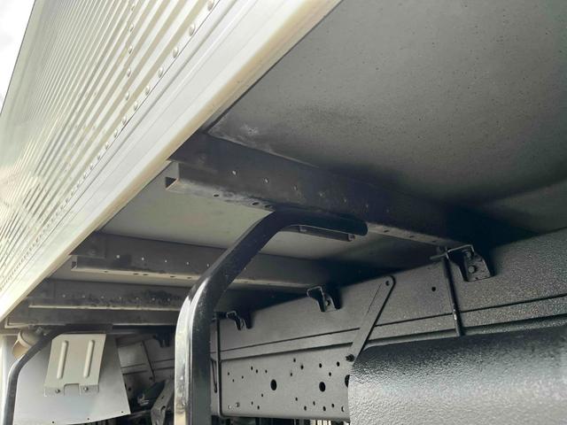 トヨエース 跳ね上げゲート蓋ワイド超々ロング２．８５ｔ積アルミバンＡＴ　ワイド超々ロングアルミバン　ＡＴ車　社外ナビ　ＥＴＣ　バックカメラ　荷台内寸長５６５幅２０８高１９８ｃｍ　荷台床面鉄板敷き　ラッシングレール２段　極東製跳ね上げパワーゲート付　タイヤ山７分（10枚目）