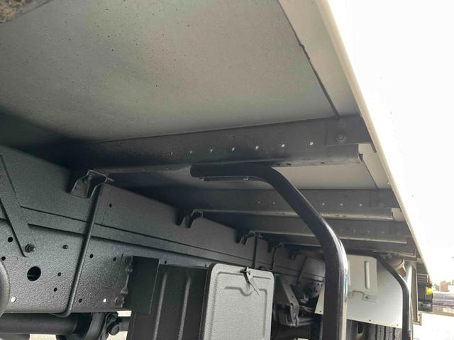 トヨエース 跳ね上げゲート蓋ワイド超々ロング２．８５ｔ積アルミバンＡＴ　ワイド超々ロングアルミバン　ＡＴ車　社外ナビ　ＥＴＣ　バックカメラ　荷台内寸長５６５幅２０８高１９８ｃｍ　荷台床面鉄板敷き　ラッシングレール２段　極東製跳ね上げパワーゲート付　タイヤ山７分（11枚目）