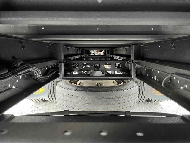 トヨエース 跳ね上げゲート蓋ワイド超々ロング２．８５ｔ積アルミバンＡＴ　ワイド超々ロングアルミバン　ＡＴ車　社外ナビ　ＥＴＣ　バックカメラ　荷台内寸長５６５幅２０８高１９８ｃｍ　荷台床面鉄板敷き　ラッシングレール２段　極東製跳ね上げパワーゲート付　タイヤ山７分（12枚目）