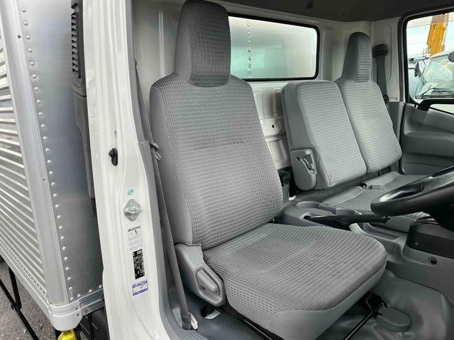 トヨエース 跳ね上げゲート蓋ワイド超々ロング２．８５ｔ積アルミバンＡＴ　ワイド超々ロングアルミバン　ＡＴ車　社外ナビ　ＥＴＣ　バックカメラ　荷台内寸長５６５幅２０８高１９８ｃｍ　荷台床面鉄板敷き　ラッシングレール２段　極東製跳ね上げパワーゲート付　タイヤ山７分（14枚目）