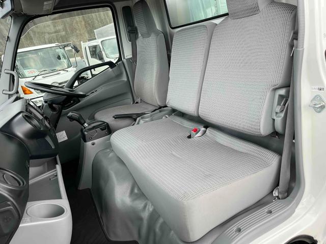 トヨエース 跳ね上げゲート蓋ワイド超々ロング２．８５ｔ積アルミバンＡＴ　ワイド超々ロングアルミバン　ＡＴ車　社外ナビ　ＥＴＣ　バックカメラ　荷台内寸長５６５幅２０８高１９８ｃｍ　荷台床面鉄板敷き　ラッシングレール２段　極東製跳ね上げパワーゲート付　タイヤ山７分（16枚目）