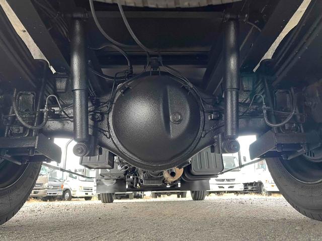 トヨエース 跳ね上げゲート蓋ワイド超々ロング２．８５ｔ積アルミバンＡＴ　ワイド超々ロングアルミバン　ＡＴ車　社外ナビ　ＥＴＣ　バックカメラ　荷台内寸長５６５幅２０８高１９８ｃｍ　荷台床面鉄板敷き　ラッシングレール２段　極東製跳ね上げパワーゲート付　タイヤ山７分（18枚目）