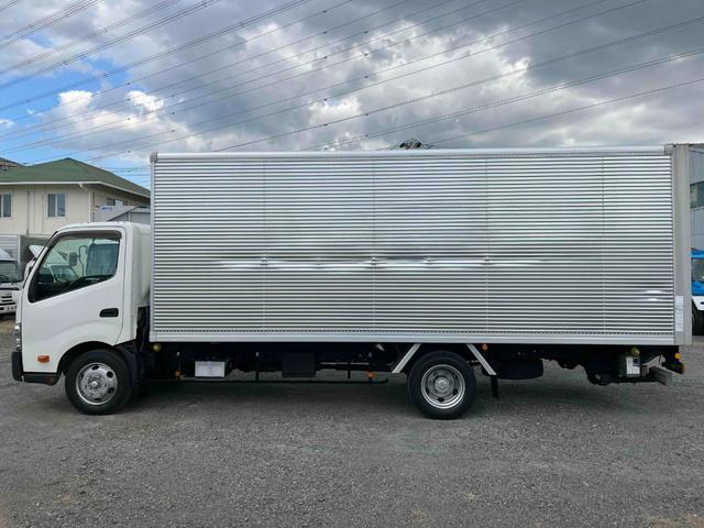 トヨエース 跳ね上げゲート蓋ワイド超々ロング２．８５ｔ積アルミバンＡＴ　ワイド超々ロングアルミバン　ＡＴ車　社外ナビ　ＥＴＣ　バックカメラ　荷台内寸長５６５幅２０８高１９８ｃｍ　荷台床面鉄板敷き　ラッシングレール２段　極東製跳ね上げパワーゲート付　タイヤ山７分（22枚目）