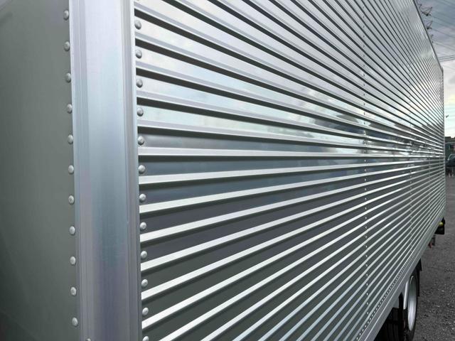 トヨエース 跳ね上げゲート蓋ワイド超々ロング２．８５ｔ積アルミバンＡＴ　ワイド超々ロングアルミバン　ＡＴ車　社外ナビ　ＥＴＣ　バックカメラ　荷台内寸長５６５幅２０８高１９８ｃｍ　荷台床面鉄板敷き　ラッシングレール２段　極東製跳ね上げパワーゲート付　タイヤ山７分（27枚目）