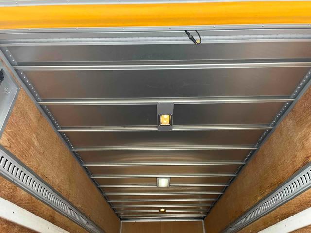 トヨエース 跳ね上げゲート蓋ワイド超々ロング２．８５ｔ積アルミバンＡＴ　ワイド超々ロングアルミバン　ＡＴ車　社外ナビ　ＥＴＣ　バックカメラ　荷台内寸長５６５幅２０８高１９８ｃｍ　荷台床面鉄板敷き　ラッシングレール２段　極東製跳ね上げパワーゲート付　タイヤ山７分（30枚目）