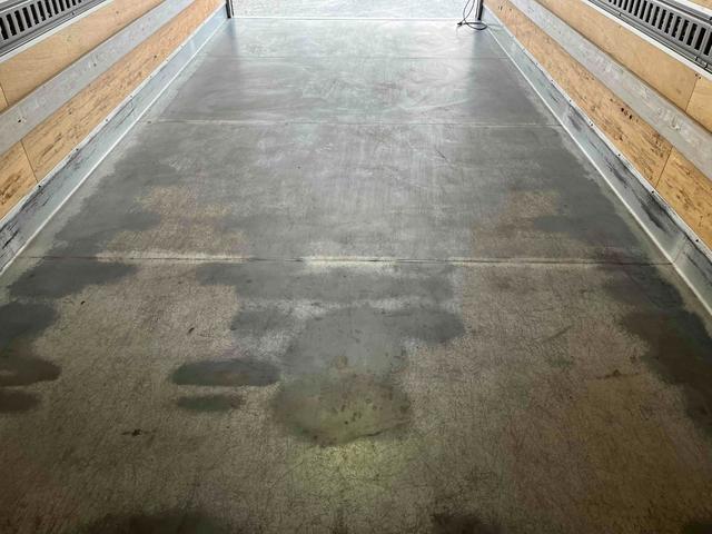 トヨエース 跳ね上げゲート蓋ワイド超々ロング２．８５ｔ積アルミバンＡＴ　ワイド超々ロングアルミバン　ＡＴ車　社外ナビ　ＥＴＣ　バックカメラ　荷台内寸長５６５幅２０８高１９８ｃｍ　荷台床面鉄板敷き　ラッシングレール２段　極東製跳ね上げパワーゲート付　タイヤ山７分（31枚目）