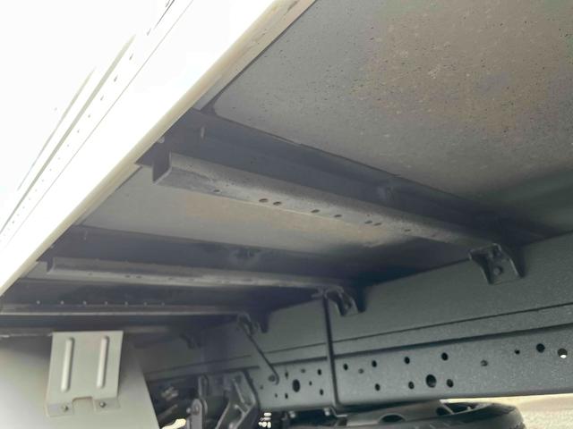 トヨエース 跳ね上げゲート蓋ワイド超々ロング２．８５ｔ積アルミバンＡＴ　ワイド超々ロングアルミバン　ＡＴ車　社外ナビ　ＥＴＣ　バックカメラ　荷台内寸長５６５幅２０８高１９８ｃｍ　荷台床面鉄板敷き　ラッシングレール２段　極東製跳ね上げパワーゲート付　タイヤ山７分（32枚目）