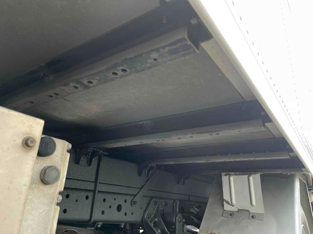 トヨエース 跳ね上げゲート蓋ワイド超々ロング２．８５ｔ積アルミバンＡＴ　ワイド超々ロングアルミバン　ＡＴ車　社外ナビ　ＥＴＣ　バックカメラ　荷台内寸長５６５幅２０８高１９８ｃｍ　荷台床面鉄板敷き　ラッシングレール２段　極東製跳ね上げパワーゲート付　タイヤ山７分（33枚目）