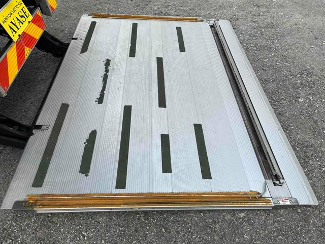 トヨエース 跳ね上げゲート蓋ワイド超々ロング２．８５ｔ積アルミバンＡＴ　ワイド超々ロングアルミバン　ＡＴ車　社外ナビ　ＥＴＣ　バックカメラ　荷台内寸長５６５幅２０８高１９８ｃｍ　荷台床面鉄板敷き　ラッシングレール２段　極東製跳ね上げパワーゲート付　タイヤ山７分（35枚目）