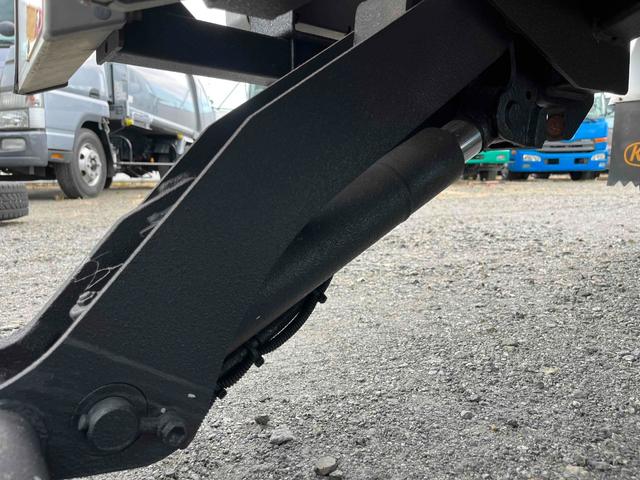 トヨエース 跳ね上げゲート蓋ワイド超々ロング２．８５ｔ積アルミバンＡＴ　ワイド超々ロングアルミバン　ＡＴ車　社外ナビ　ＥＴＣ　バックカメラ　荷台内寸長５６５幅２０８高１９８ｃｍ　荷台床面鉄板敷き　ラッシングレール２段　極東製跳ね上げパワーゲート付　タイヤ山７分（36枚目）