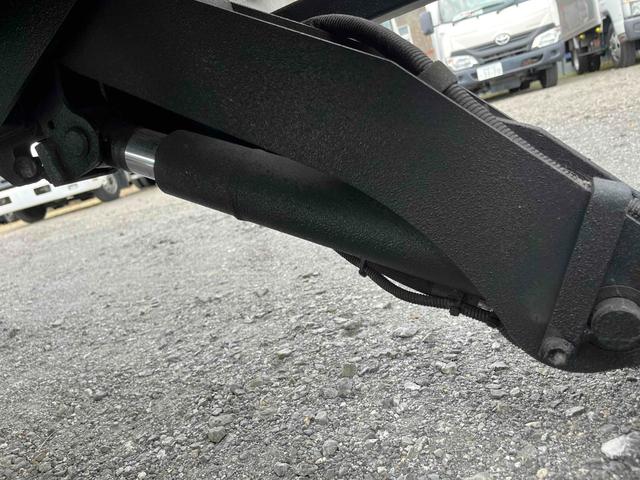 トヨエース 跳ね上げゲート蓋ワイド超々ロング２．８５ｔ積アルミバンＡＴ　ワイド超々ロングアルミバン　ＡＴ車　社外ナビ　ＥＴＣ　バックカメラ　荷台内寸長５６５幅２０８高１９８ｃｍ　荷台床面鉄板敷き　ラッシングレール２段　極東製跳ね上げパワーゲート付　タイヤ山７分（37枚目）
