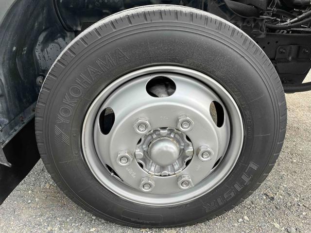 トヨエース 跳ね上げゲート蓋ワイド超々ロング２．８５ｔ積アルミバンＡＴ　ワイド超々ロングアルミバン　ＡＴ車　社外ナビ　ＥＴＣ　バックカメラ　荷台内寸長５６５幅２０８高１９８ｃｍ　荷台床面鉄板敷き　ラッシングレール２段　極東製跳ね上げパワーゲート付　タイヤ山７分（53枚目）