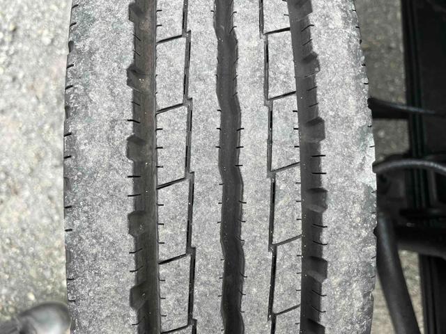 トヨエース 跳ね上げゲート蓋ワイド超々ロング２．８５ｔ積アルミバンＡＴ　ワイド超々ロングアルミバン　ＡＴ車　社外ナビ　ＥＴＣ　バックカメラ　荷台内寸長５６５幅２０８高１９８ｃｍ　荷台床面鉄板敷き　ラッシングレール２段　極東製跳ね上げパワーゲート付　タイヤ山７分（54枚目）