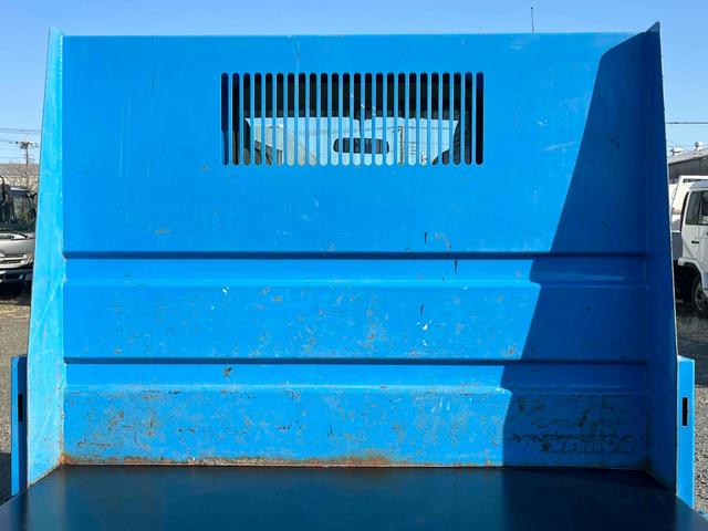 エルフトラック ２ｔ積み全低床ダンプ　５速ＭＴ　４ナンバー　５ｔ限定免許対応　２ｔダンプ　全低床　４ナンバー車　５速ＭＴ　新明和製３方開ボディー　荷台内寸長３０５幅１６０高３２ｃｍ　リヤ荷台地上高８５ｃｍ　車両総重量４９７５キロ　５ｔ限定免許対応車（7枚目）