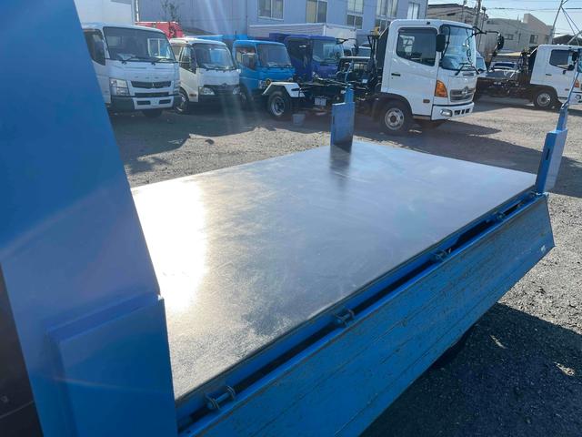 エルフトラック ２ｔ積み全低床ダンプ　５速ＭＴ　４ナンバー　５ｔ限定免許対応　２ｔダンプ　全低床　４ナンバー車　５速ＭＴ　新明和製３方開ボディー　荷台内寸長３０５幅１６０高３２ｃｍ　リヤ荷台地上高８５ｃｍ　車両総重量４９７５キロ　５ｔ限定免許対応車（9枚目）