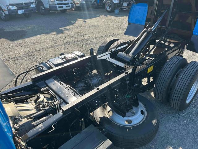 エルフトラック ２ｔ積み全低床ダンプ　５速ＭＴ　４ナンバー　５ｔ限定免許対応　２ｔダンプ　全低床　４ナンバー車　５速ＭＴ　新明和製３方開ボディー　荷台内寸長３０５幅１６０高３２ｃｍ　リヤ荷台地上高８５ｃｍ　車両総重量４９７５キロ　５ｔ限定免許対応車（11枚目）