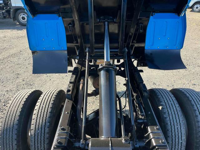 エルフトラック ２ｔ積み全低床ダンプ　５速ＭＴ　４ナンバー　５ｔ限定免許対応　２ｔダンプ　全低床　４ナンバー車　５速ＭＴ　新明和製３方開ボディー　荷台内寸長３０５幅１６０高３２ｃｍ　リヤ荷台地上高８５ｃｍ　車両総重量４９７５キロ　５ｔ限定免許対応車（12枚目）