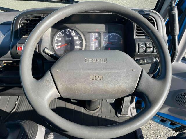 エルフトラック ２ｔ積み全低床ダンプ　５速ＭＴ　４ナンバー　５ｔ限定免許対応　２ｔダンプ　全低床　４ナンバー車　５速ＭＴ　新明和製３方開ボディー　荷台内寸長３０５幅１６０高３２ｃｍ　リヤ荷台地上高８５ｃｍ　車両総重量４９７５キロ　５ｔ限定免許対応車（15枚目）