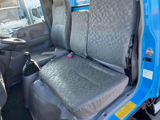 エルフトラック ２ｔ積み全低床ダンプ　５速ＭＴ　４ナンバー　５ｔ限定免許対応　２ｔダンプ　全低床　４ナンバー車　５速ＭＴ　新明和製３方開ボディー　荷台内寸長３０５幅１６０高３２ｃｍ　リヤ荷台地上高８５ｃｍ　車両総重量４９７５キロ　５ｔ限定免許対応車（16枚目）