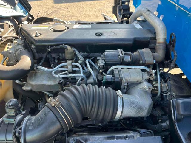 エルフトラック ２ｔ積み全低床ダンプ　５速ＭＴ　４ナンバー　５ｔ限定免許対応　２ｔダンプ　全低床　４ナンバー車　５速ＭＴ　新明和製３方開ボディー　荷台内寸長３０５幅１６０高３２ｃｍ　リヤ荷台地上高８５ｃｍ　車両総重量４９７５キロ　５ｔ限定免許対応車（17枚目）