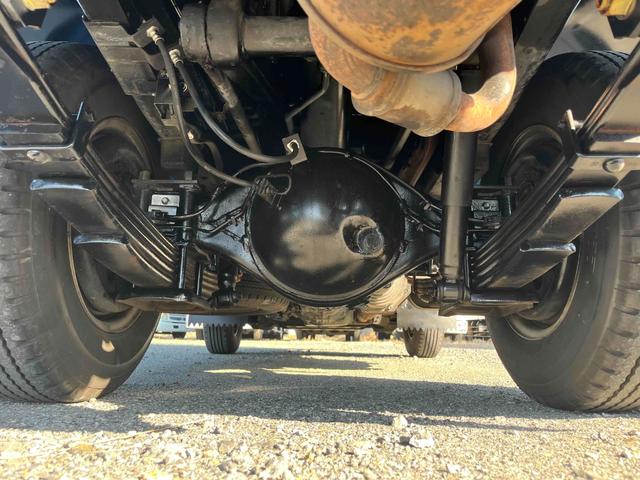 エルフトラック ２ｔ積み全低床ダンプ　５速ＭＴ　４ナンバー　５ｔ限定免許対応　２ｔダンプ　全低床　４ナンバー車　５速ＭＴ　新明和製３方開ボディー　荷台内寸長３０５幅１６０高３２ｃｍ　リヤ荷台地上高８５ｃｍ　車両総重量４９７５キロ　５ｔ限定免許対応車（18枚目）