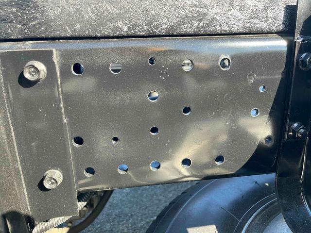 エルフトラック ２ｔ積み全低床ダンプ　５速ＭＴ　４ナンバー　５ｔ限定免許対応　２ｔダンプ　全低床　４ナンバー車　５速ＭＴ　新明和製３方開ボディー　荷台内寸長３０５幅１６０高３２ｃｍ　リヤ荷台地上高８５ｃｍ　車両総重量４９７５キロ　５ｔ限定免許対応車（19枚目）