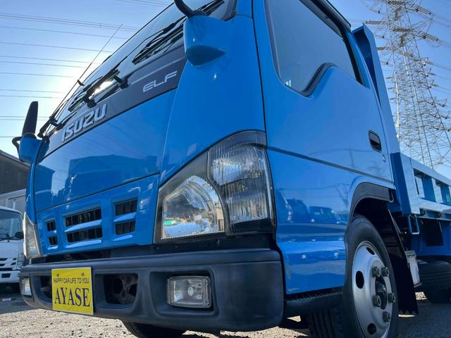 エルフトラック ２ｔ積み全低床ダンプ　５速ＭＴ　４ナンバー　５ｔ限定免許対応　２ｔダンプ　全低床　４ナンバー車　５速ＭＴ　新明和製３方開ボディー　荷台内寸長３０５幅１６０高３２ｃｍ　リヤ荷台地上高８５ｃｍ　車両総重量４９７５キロ　５ｔ限定免許対応車（25枚目）