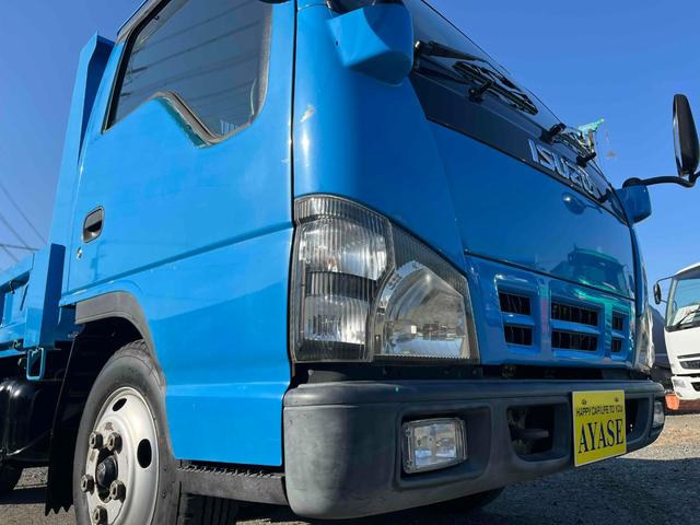 エルフトラック ２ｔ積み全低床ダンプ　５速ＭＴ　４ナンバー　５ｔ限定免許対応　２ｔダンプ　全低床　４ナンバー車　５速ＭＴ　新明和製３方開ボディー　荷台内寸長３０５幅１６０高３２ｃｍ　リヤ荷台地上高８５ｃｍ　車両総重量４９７５キロ　５ｔ限定免許対応車（26枚目）