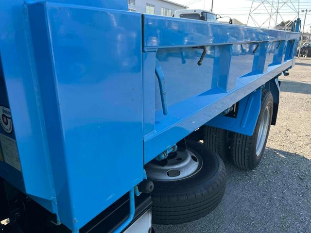 エルフトラック ２ｔ積み全低床ダンプ　５速ＭＴ　４ナンバー　５ｔ限定免許対応　２ｔダンプ　全低床　４ナンバー車　５速ＭＴ　新明和製３方開ボディー　荷台内寸長３０５幅１６０高３２ｃｍ　リヤ荷台地上高８５ｃｍ　車両総重量４９７５キロ　５ｔ限定免許対応車（27枚目）