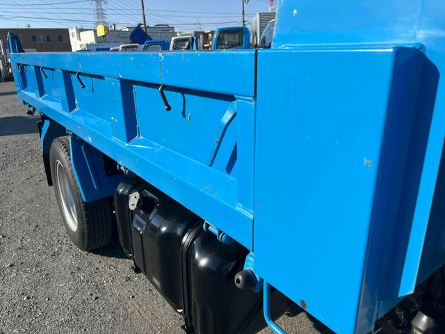 エルフトラック ２ｔ積み全低床ダンプ　５速ＭＴ　４ナンバー　５ｔ限定免許対応　２ｔダンプ　全低床　４ナンバー車　５速ＭＴ　新明和製３方開ボディー　荷台内寸長３０５幅１６０高３２ｃｍ　リヤ荷台地上高８５ｃｍ　車両総重量４９７５キロ　５ｔ限定免許対応車（28枚目）