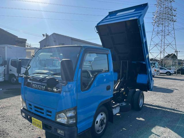 エルフトラック ２ｔ積み全低床ダンプ　５速ＭＴ　４ナンバー　５ｔ限定免許対応　２ｔダンプ　全低床　４ナンバー車　５速ＭＴ　新明和製３方開ボディー　荷台内寸長３０５幅１６０高３２ｃｍ　リヤ荷台地上高８５ｃｍ　車両総重量４９７５キロ　５ｔ限定免許対応車（29枚目）